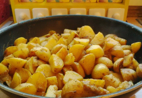 Fűszeres, szaftos serpenyős krumpli